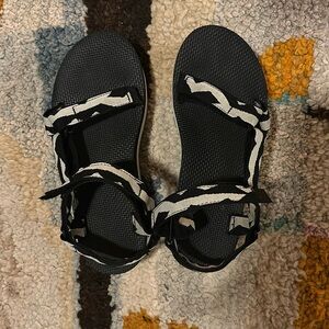 Teva- Women’s Flatform size 9